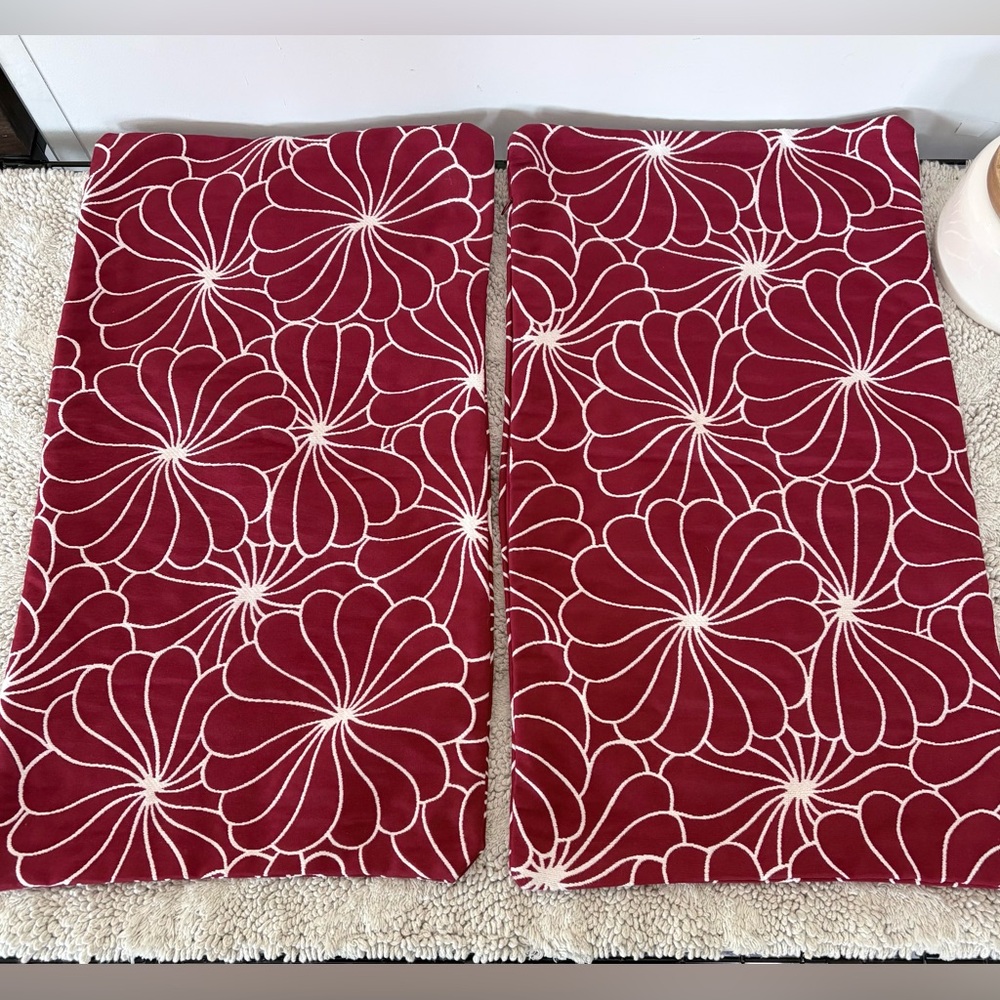 2 Throw Pillow Covers 20” x 12” Rectangle Deep Red White Floral Zip Casual EUC